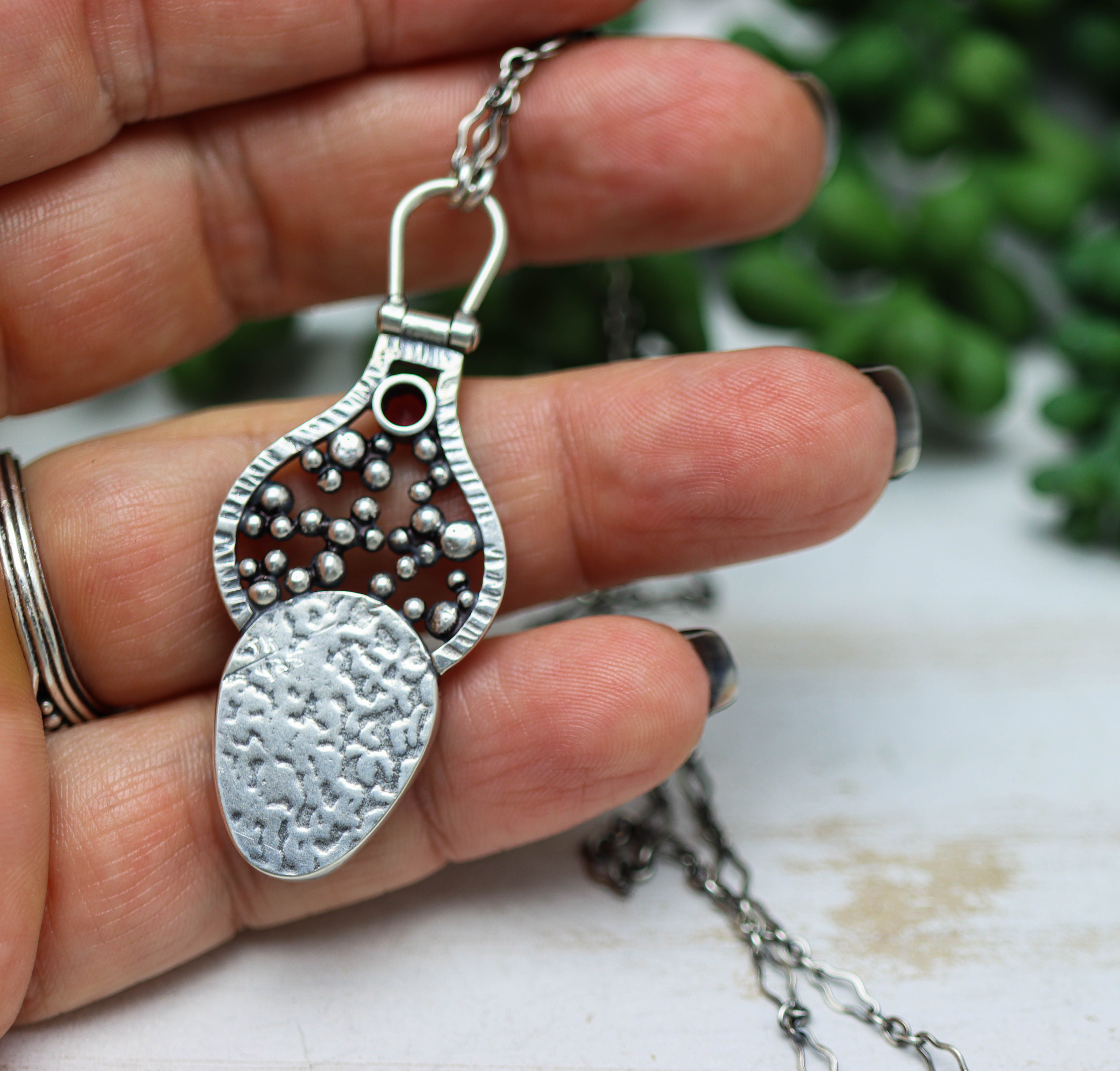 Cobalto Calcite and Rhodolite Garnet Necklace in Sterling Silver